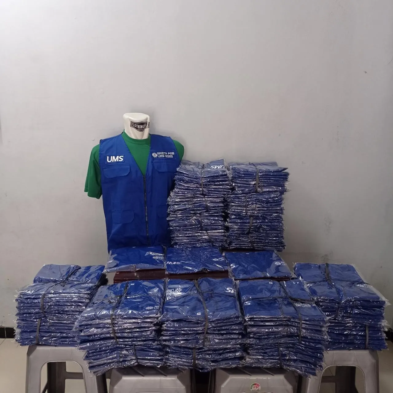 Tumpukan kaos jadi